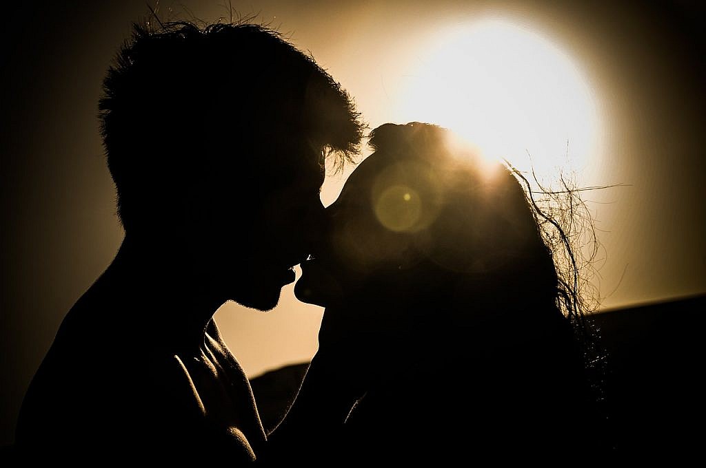 silhouette kissing
